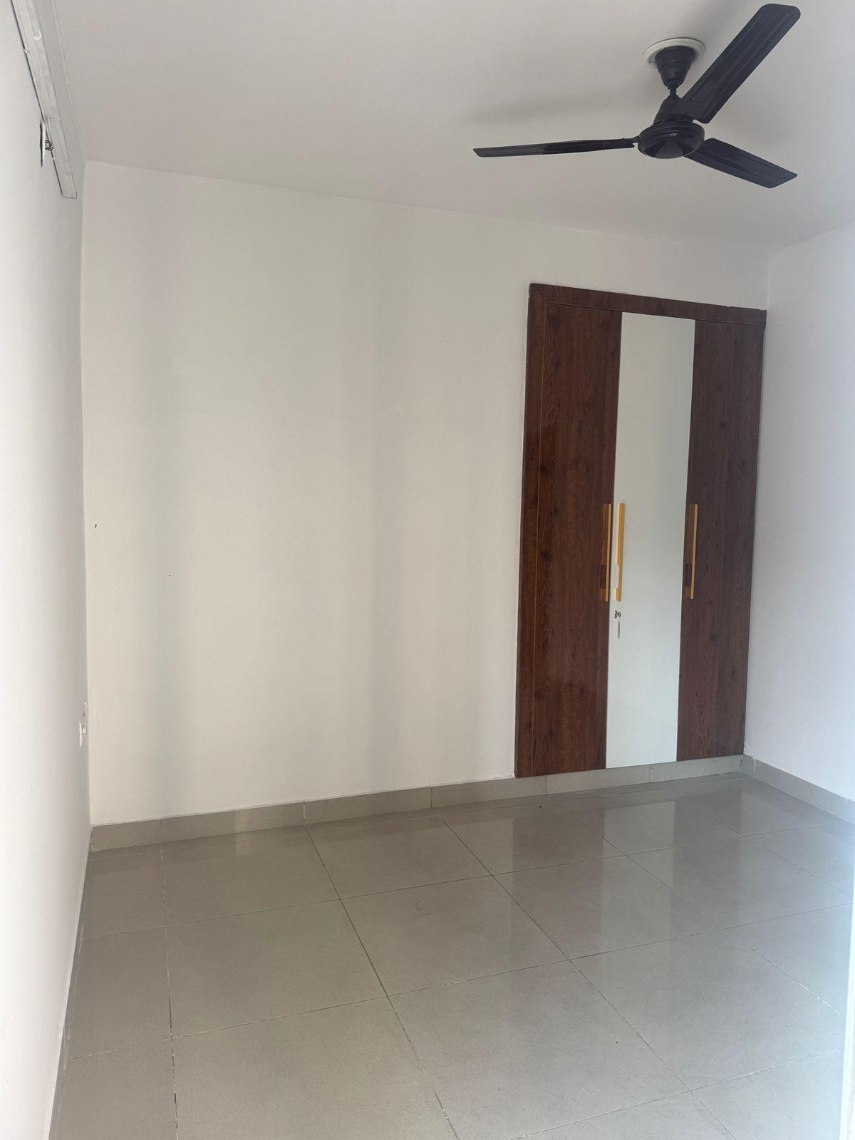 Ajnara Le Garden – 2BHK (995 SQFT) Semi-Furnished Park-Facing Apartment for Rent | 17th Floor | Noida Extension