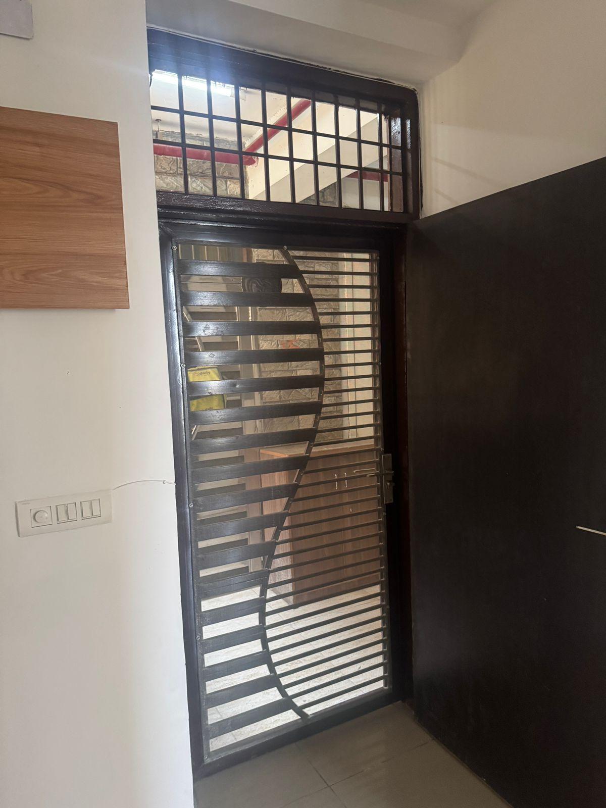 Ajnara Le Garden – 2BHK (995 SQFT) Semi-Furnished Park-Facing Apartment for Rent | 17th Floor | Noida Extension